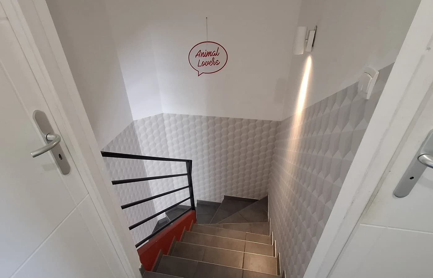 Rénovation papier peint escalier avec pose d'un revêtement 3D moderne à Lyon