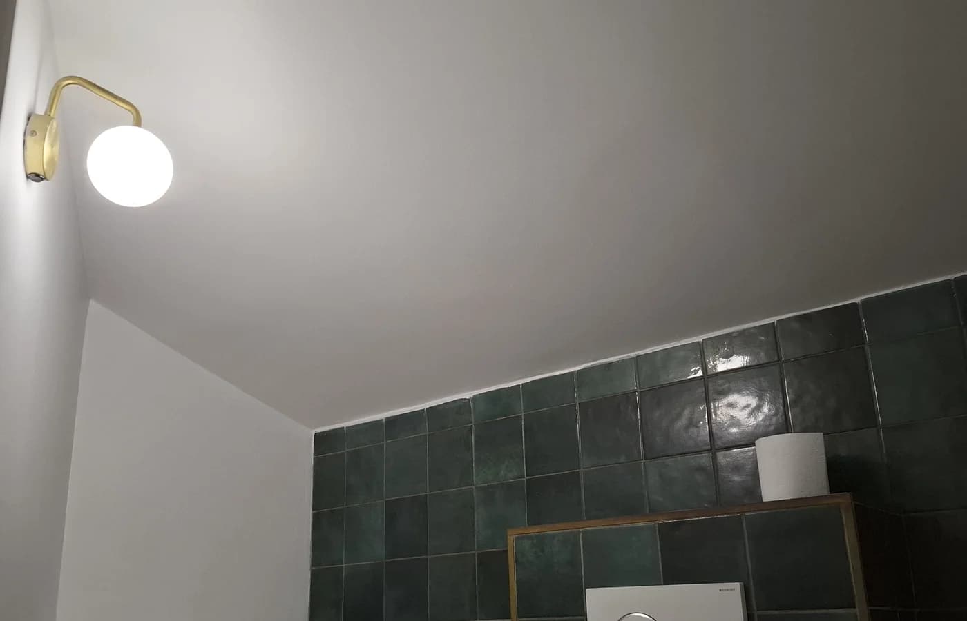 Carrelage zellige vert posé dans un WC rénové à Lyon
