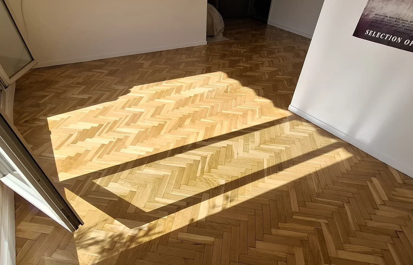 Parquet chêne massif point de Hongrie poncé et vitrifié dans un salon à Lyon