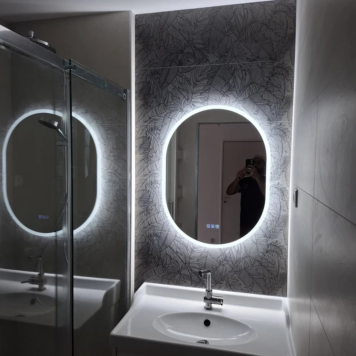 Salle de bain rénovée par Daritravo avec miroir rétroéclairé et papier peint végétal