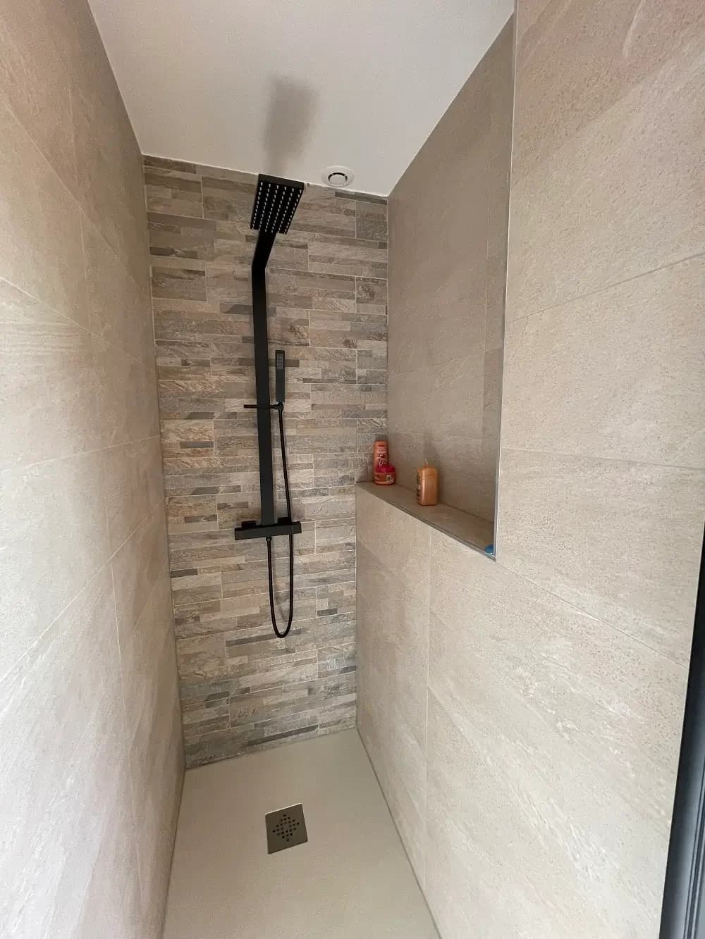 Rénovation salle de bain moderne à Lyon — Papier peint tropical & design haut de gamme – rénovation Salle de bain à Lyon