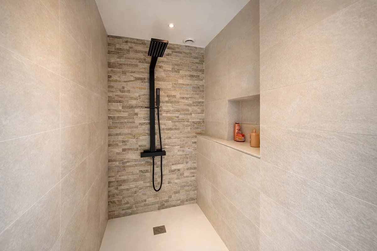 Rénovation salle de bain moderne à Lyon — Papier peint tropical & design haut de gamme - Image 1