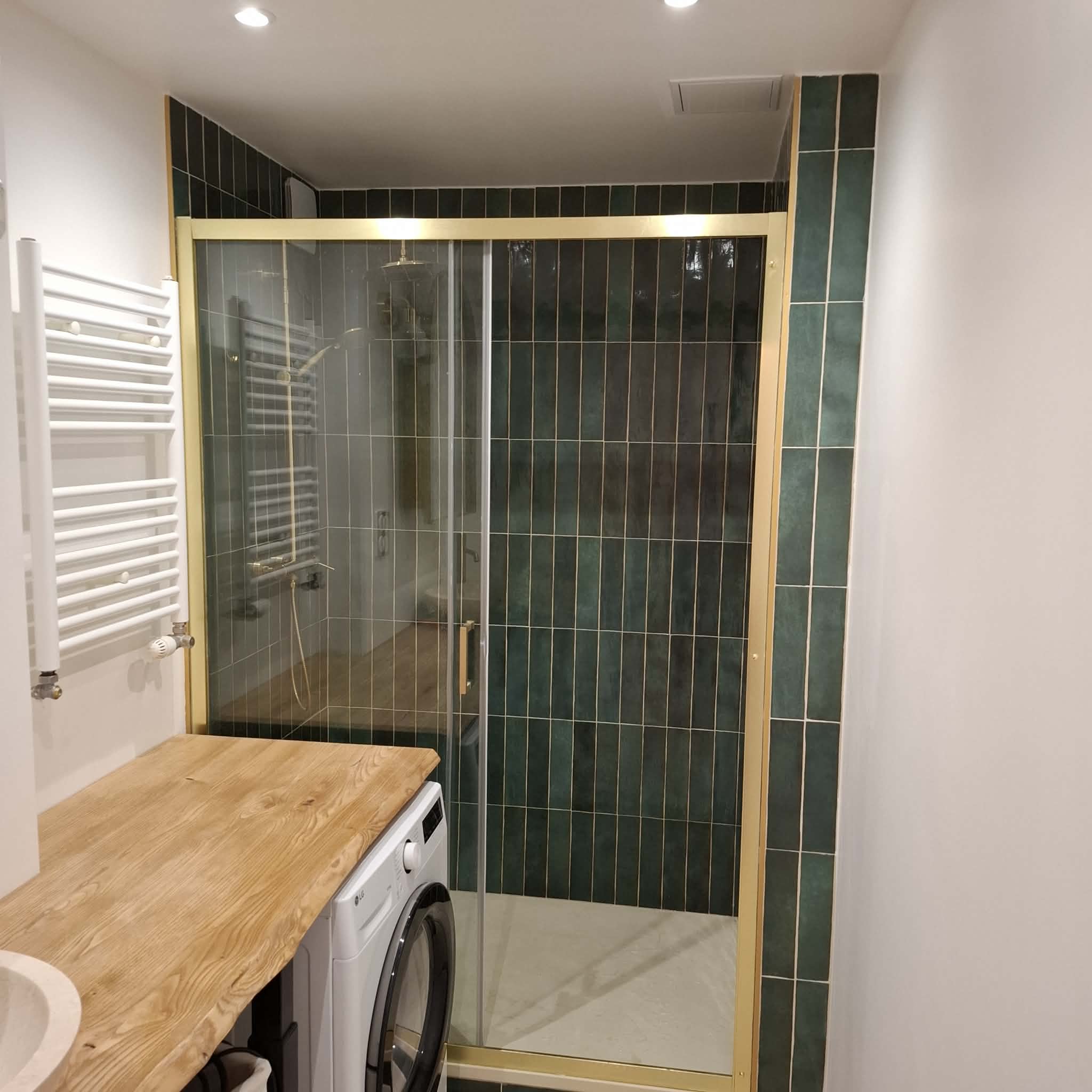 Rénovation salle de bain moderne Lyon — carrelage vert forêt et plan vasque bois massif - Image 3