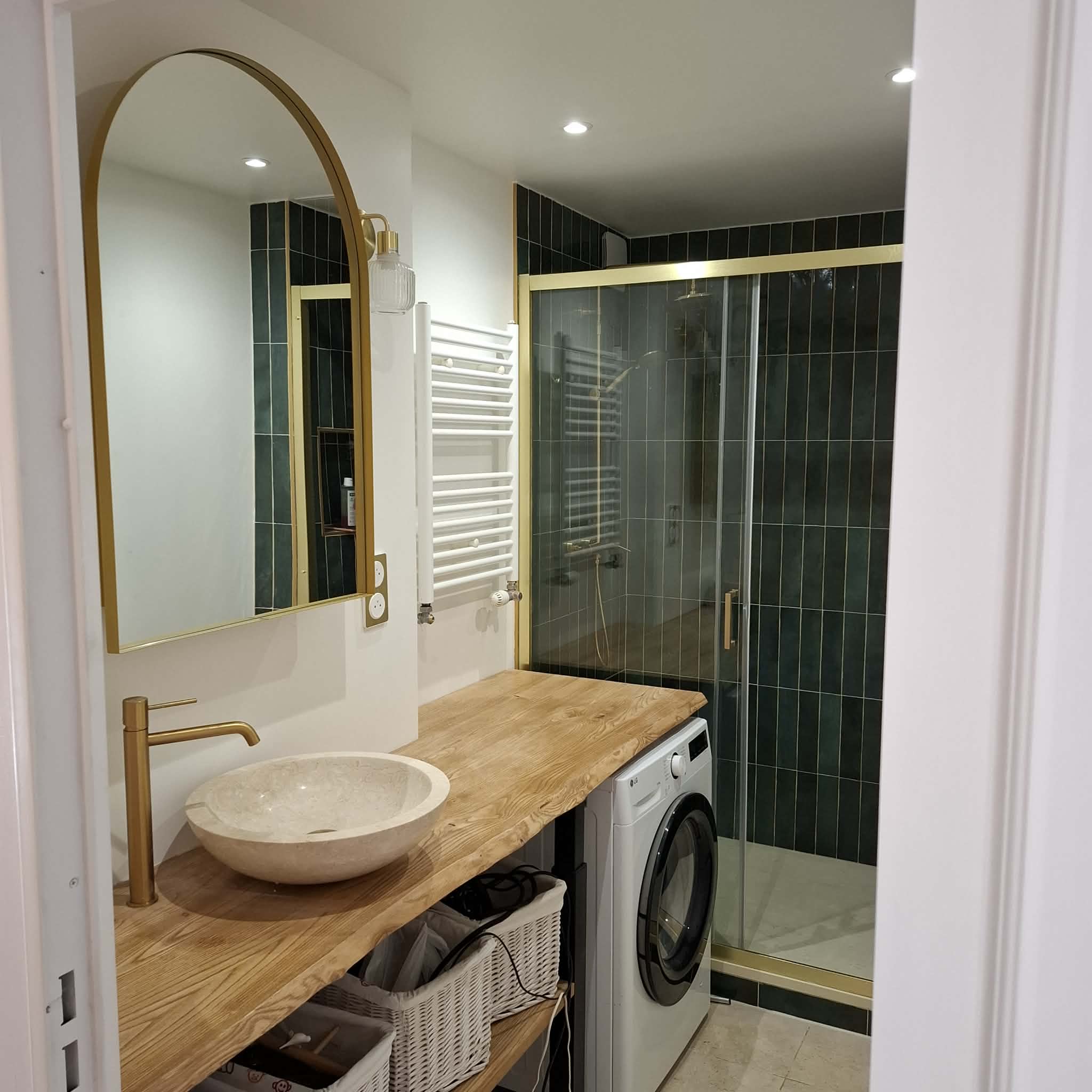 Rénovation salle de bain moderne Lyon — carrelage vert forêt et plan vasque bois massif - Image 2