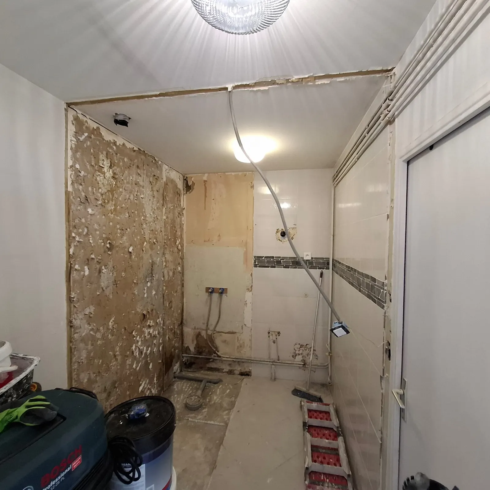 Rénovation salle de bain 3 m² à Meyzieu — douche italienne et meuble suspendu - Image 1